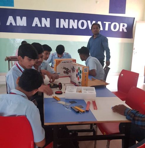 Robology-Indian-Robotics-Academy-Home-Banners--Robotics-Laboratory-Lab-with-Students-10