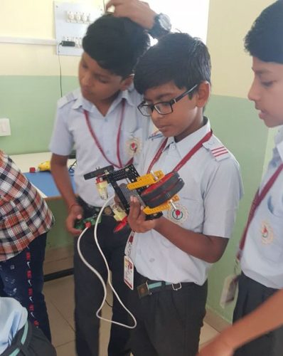 Robology-Indian-Robotics-Academy-Home-Banners--Robotics-Laboratory-Lab-with-Students-11