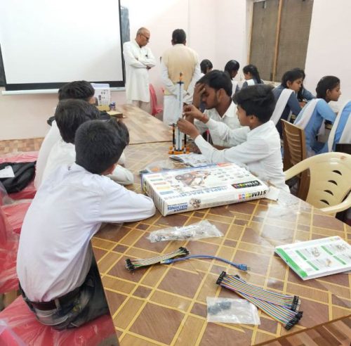 Robology-Indian-Robotics-Academy-Home-Banners--Robotics-Laboratory-Lab-with-Students-16