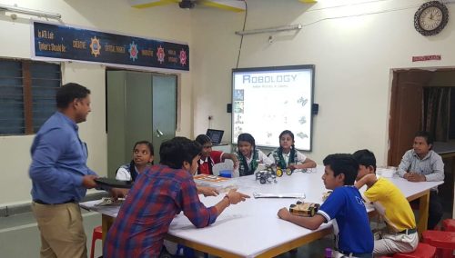 Robology-Indian-Robotics-Academy-Home-Banners--Robotics-Laboratory-Lab-with-Students-2