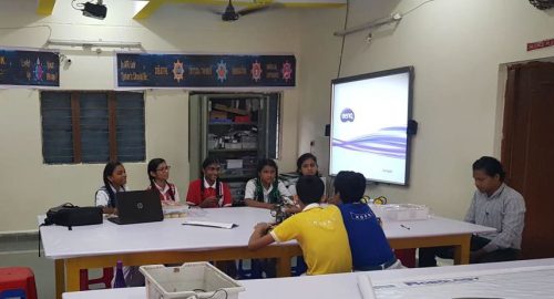 Robology-Indian-Robotics-Academy-Home-Banners--Robotics-Laboratory-Lab-with-Students-3