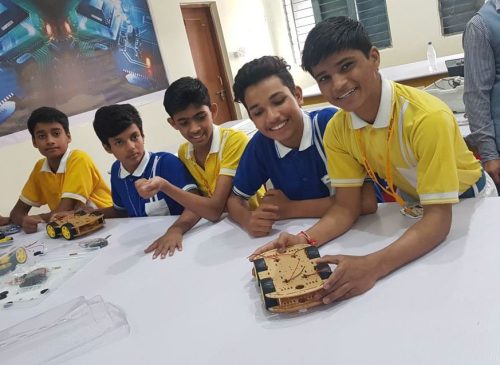 Robology-Indian-Robotics-Academy-Home-Banners--Robotics-Laboratory-Lab-with-Students-5
