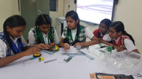 Robology-Indian-Robotics-Academy-Home-Banners--Robotics-Laboratory-Lab-with-Students-6