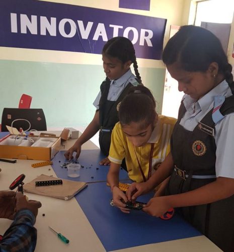 Robology-Indian-Robotics-Academy-Home-Banners--Robotics-Laboratory-Lab-with-Students-7