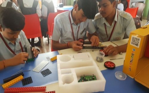 Robology-Indian-Robotics-Academy-Home-Banners--Robotics-Laboratory-Lab-with-Students-8