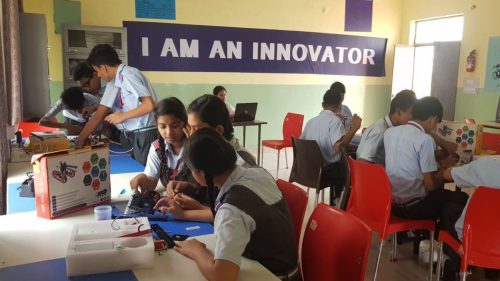Robology-Indian-Robotics-Academy-Home-Banners--Robotics-Laboratory-Lab-with-Students-9